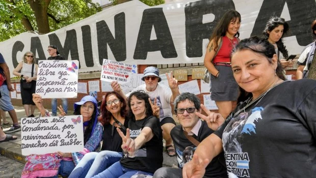 Militantes acamparon cerca de la clínica.