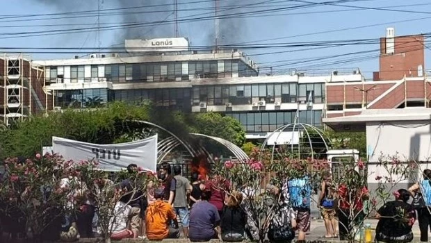 Tensión en Lanús: “Si no baja el intendente, va a pasar lo de ayer en Quilmes”