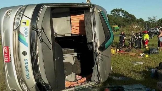Al menos tres muertos tras vuelco de autobús en el sureste de Brasil