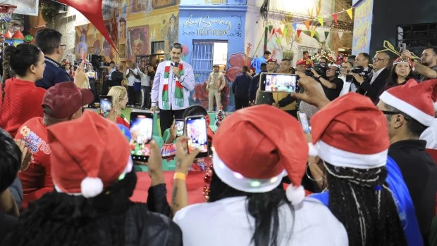 Maduro encabeza una cena navideña en una zona de Caracas por "la paz y la felicidad"