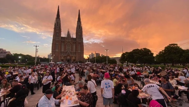Militantes de Grabois organizaron cenas multitudinarias en plazas de todo el país