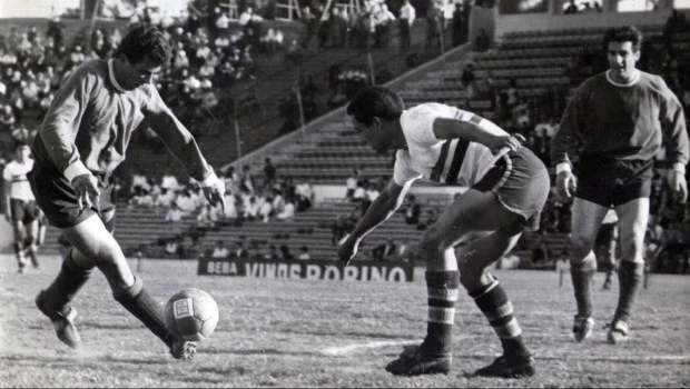 El defensor de Chacarita está a punto de quedar con las piernas anudadas por un amago de Raúl Bernao.