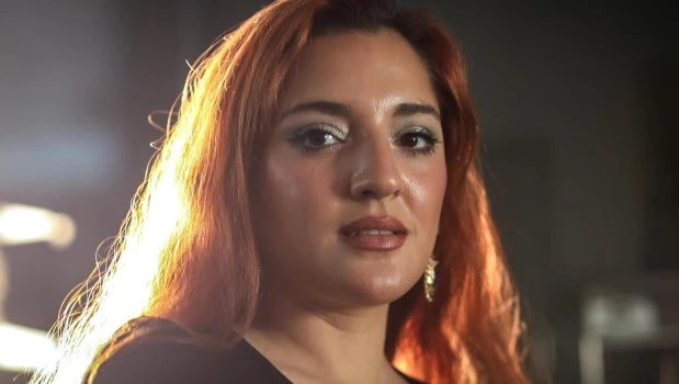 La hija de Diego Armando Maradona, Jana Maradona, posa durante una entrevista con EFE en Buenos Aires (Argentina).