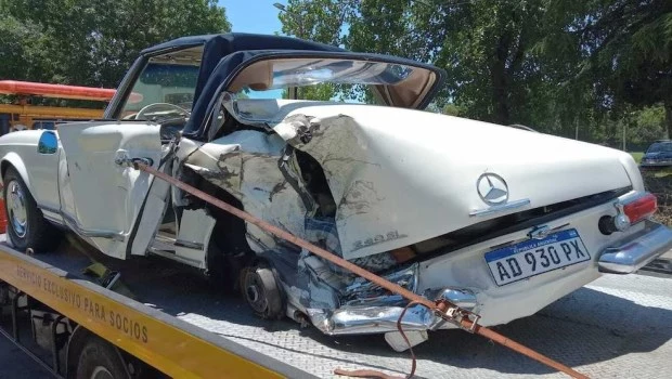 Un auto de colección valuado en 180 mil dólares quedó destruido tras un choque en la Panamericana