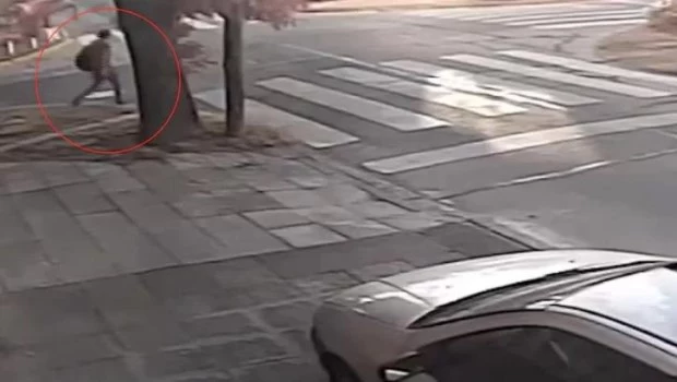 Buscan a un hombre que degolló a una mujer cuando salía de un boliche