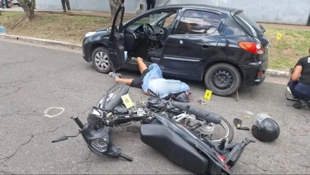 Un policia ultimó a dos motochorros que intetaron robarle