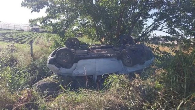 Recibió un mate de su mujer mientras manejaba hacia La Costa, volcó y murió