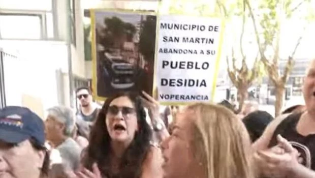Incidentes en la puerta de la Municipalidad de San Martín por el reclamo de vecinos tras las inundaciones