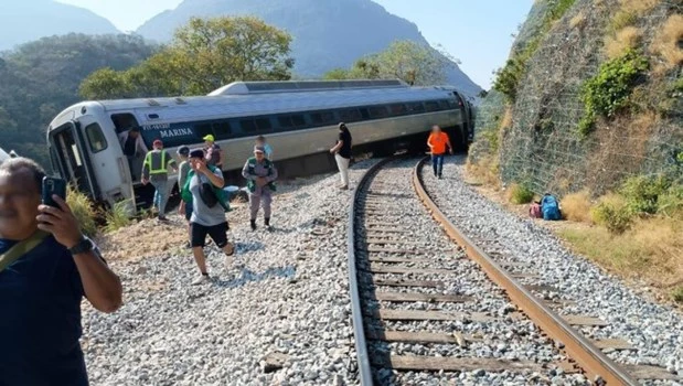 Dejó 13 muertos en México el descarrilamiento de un tren