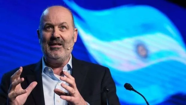 Sturzenegger defendió a los argentinos que vacacionan en el exterior: “Héroes de la producción”