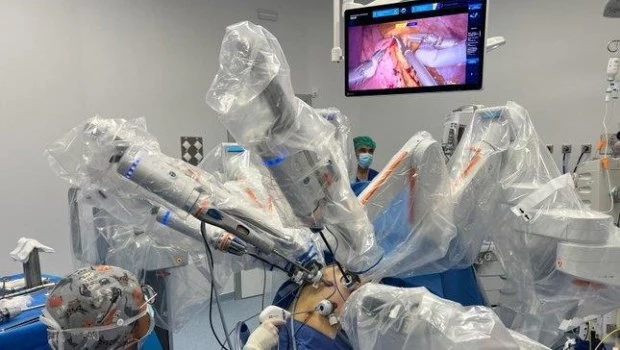 Realizan en España la primera cirugía robótica del mundo para la extracción de un tumor agresivo al final de la tráquea