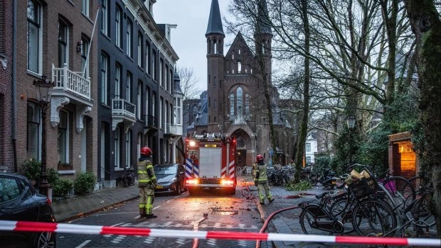 Un incendio destruyó partes de una emblemática iglesia de Ámsterdam