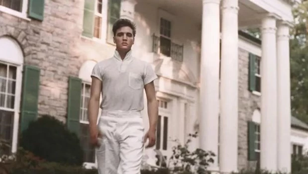 Elvis en Graceland, la casona en la que vivió hasta su muerte. Allí descansan sus restos.