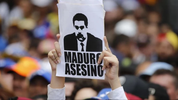 EE.UU. lanzó un ataque en gran escala en Venezuela y capturó a Maduro y a su esposa