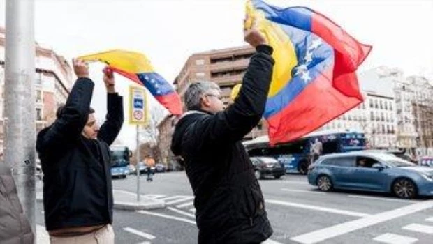 Venezolanos salen a las calles de Madrid para celebrar la “caída del régimen de Maduro”