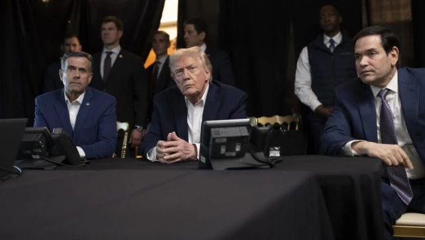 Donald Trump junto al director de la CIA John Ratcliffe y el secretario de Estado Marco Rubio (D), observando la 'Operación Resolución Absoluta', la incursión estadounidense que capturó al presidente venezolano Nicolás Maduro, en Mar-a-Lago.