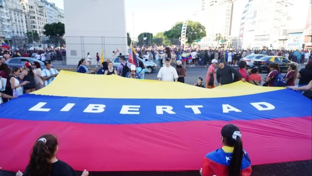 Miles de venezolanos festejaron en el Obelisco la caída de Maduro