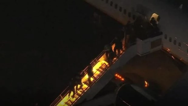 Maduro llegó a Nueva York y bajó del avión esposado a la espera de su declaración ante la Justicia