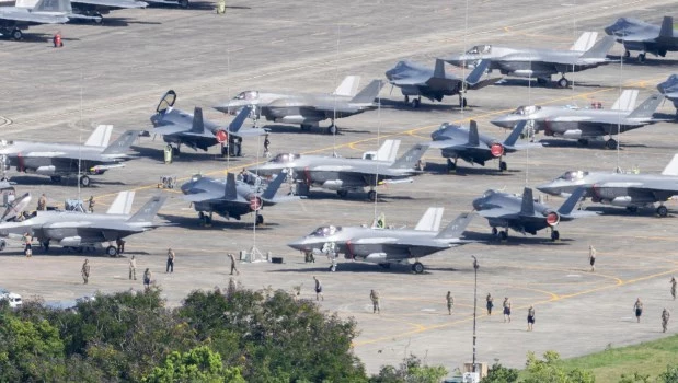 Aviones de combate estadounidenses F-35 se encuentran estacionados en la pista al tiempo que personal militar camina entre las aeronaves, en el Aeropuerto José Aponte de la Torre en Ceiba, Puerto Rico,