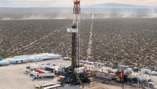 Las acciones petroleras de Estados Unidos se disparan y las de China se desploman