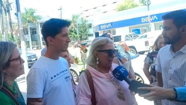 Matías Yofe junto a la referente de la CC, Elisa Carrió, quien además es su representante legal.