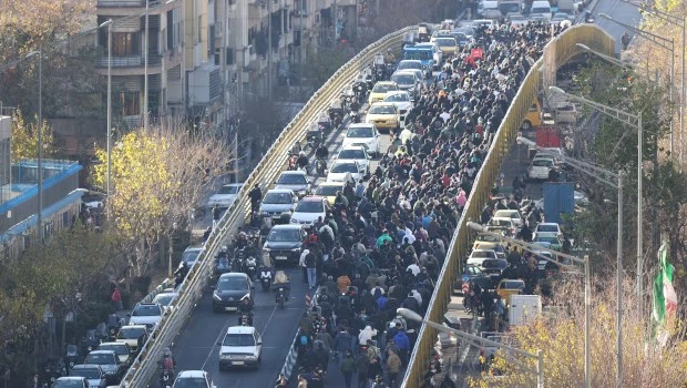 Manifestantes marchan sobre un puente en Teherán.