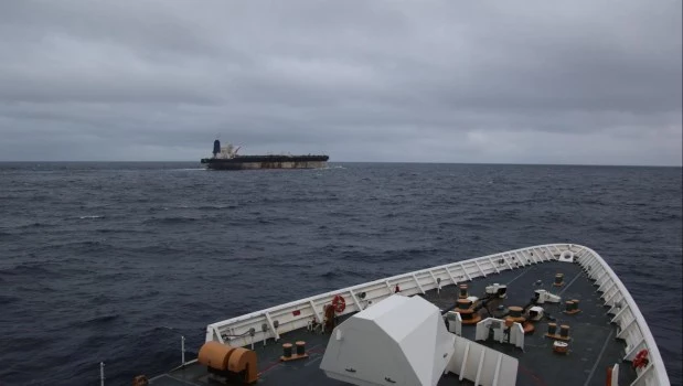 Buque Marinera (antes llamado Bella 1) visto a lo lejos en el mar. Las autoridades estadounidenses anunciaron la incautación del M/V Bella 1 por infringir las sanciones estadounidenses.