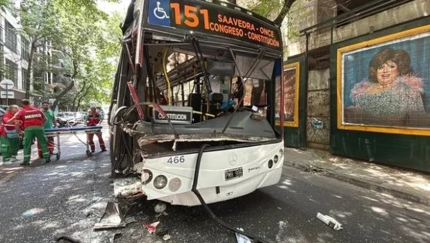 Fuerte choque entre colectivos en Balvanera: hay 18 heridos, tres graves