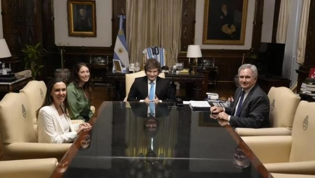 Milei recibió a la activista Elisa Trotta y juntos celebraron la caída del “régimen barbárico” de Maduro