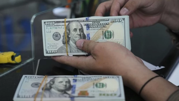 El dólar mayorista acumuló una baja en la semana en medio de la pax cambi