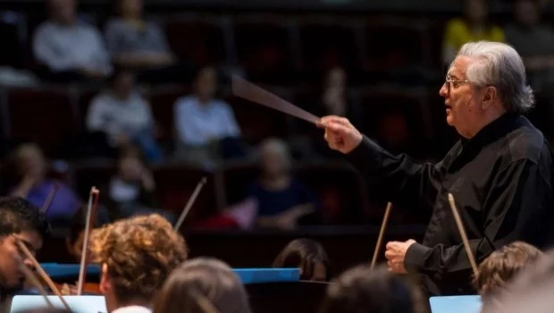 El autor lleva cuarenta años al frente de prestigiosas agrupaciones sinfónicas en todas las latitudes.