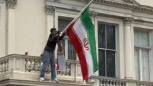 Segunda semana de protestas en Irán: un manifestante retiró la bandera del régimen de la embajada en Londres