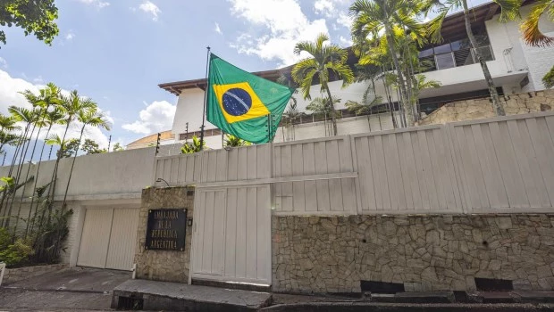 La bandera de Brasil izada en Embajada de Argentina, en Caracas (Venezuela). EFE