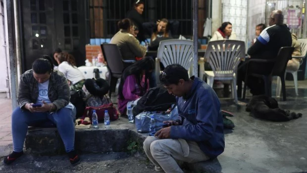 Familiares de presos políticos esperan cerca a la cárcel El Rodeo I este lunes, en Caracas (Venezuela).