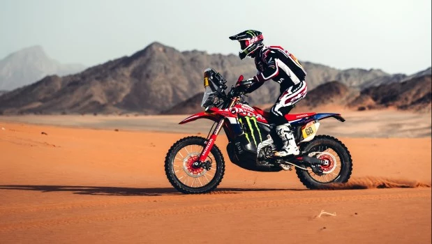 Luciano Benavides ganó la octava etapa del Dakar y es el nuevo líder en la tabla general de motos