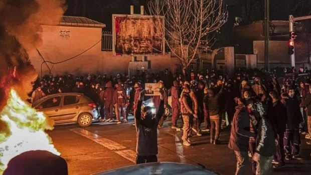 Trump exhortó a los iraníes a “tomar el control” de las instituciones y afirmó que "la ayuda está en camino"