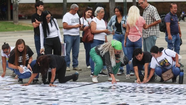 Familias y ONG exigen acción tras anuncio de liberación de presos políticos en Venezuela.