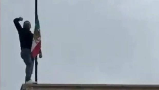 Un grupo de manifestantes se llevó la bandera de Irán de la embajada en Madrid