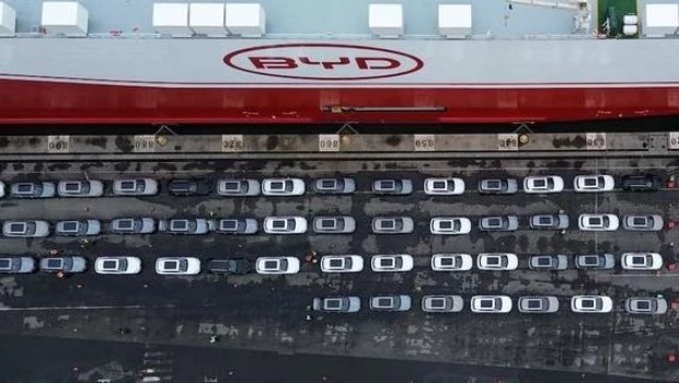 Llega un barco con más de 5.000 autos chinos
