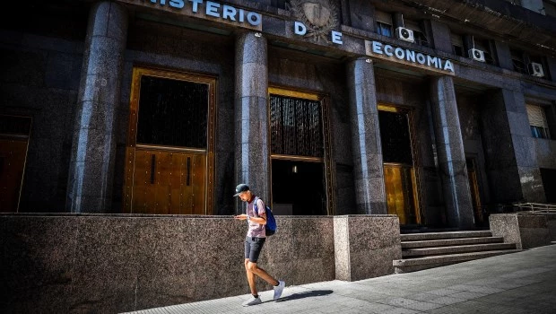 Economía sorteó con éxito la primera gran prueba en el mercado de deuda en pesos
