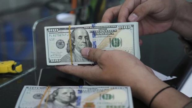 El dólar cerró en $1.455 y bajó $35 durante la semana