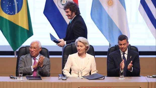 Milei se diferenció de sus pares y evitó aplaudir el reconocimiento a Lula da Silva