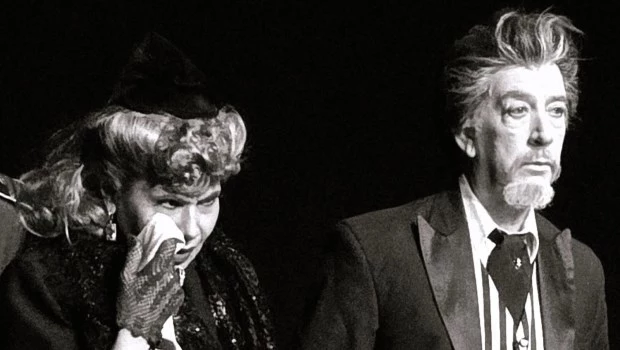 En la ficción de ‘Tirria’, los Sobrado Alvear son una familia patricia venida a menos que cada verano finge un viaje a Europa mientras permanece encerrada.