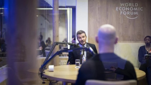 DAVOS- El exfutbolista inglés David Beckham habla en una cabina de podcast durante el 56.º Foro Económico Mundial (FEM) en Davos, Suiza.