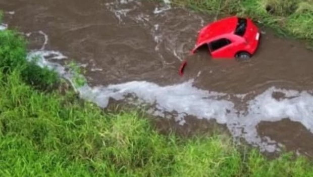 Tragedia en Tucumán: un auto cayó a un canal de desagüe y murieron tres jóvenes