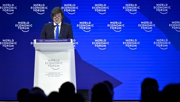 Agendas disociadas: Milei discute el mundo; el peronismo bonaerense discute la lista.