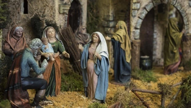 El recurso poético de la ancestral cultura popular le permite acercarse y asociarse a hechos fundamentales para sus creencias.