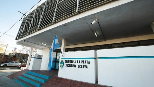 Investigan si policías de una comisaría platense plantaron pruebas