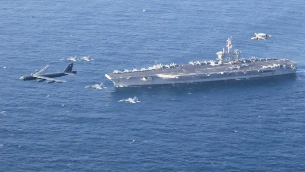 El portaaviones Abraham Lincoln y un B-52H Stratofortress de la Fuerza Aérea de Estados Unidos realizan ejercicios conjuntos el 1 de junio de 2019 en el Mar Arábigo.