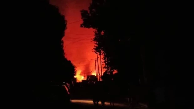 Un incendio destruyó una fábrica en Luis Guillón y debieron evacuar vecinos